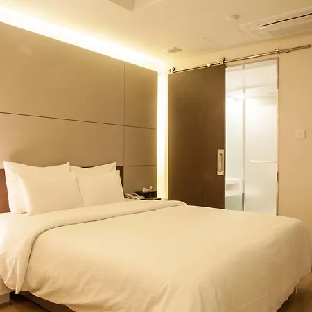 Two Be In Tourist Hotel